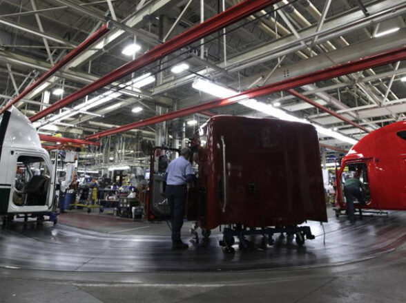 Logística y abasto de componentes afectan producción de camiones