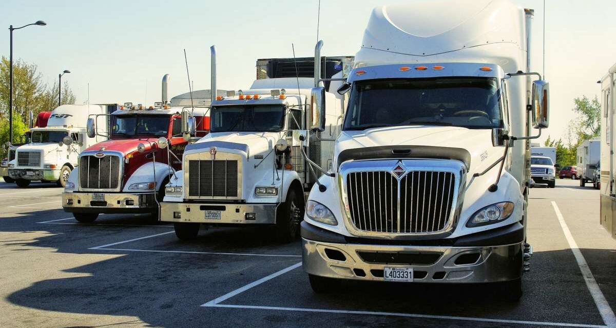 Buscan 80,000 conductores de camiones para ayudar a arreglar la cadena de suministro